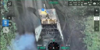 Сели и поехали: бойцы ВСУ затрофеили "танк-черепаху" ВС РФ вместе с экипажем, — соцсети (видео)