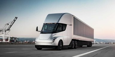 Не прошло и 10 лет: Tesla начинает полноценное производство грузовика Semi (фото)
