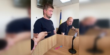 Стоїть і мовчить: працівник ТЦК відмовився озвучити свою версію побиття вчителя у Харкові (відео)