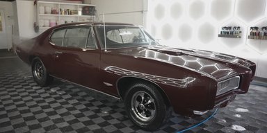 Культове американське авто 60-х простояло майже пів століття покинутим у гаражі (відео)