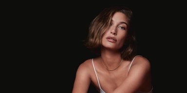 Хейли Бибер снялась в праздничном кампейне Calvin Klein