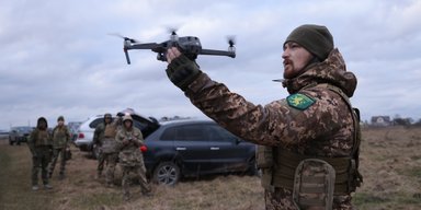 Купують дрони, рятують населення, донатять ЗСУ. Хто допомагає Україні наблизити перемогу
