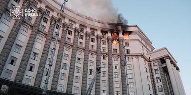 Дрони і ракети РФ "прорвали повітряну оборону" урядового кварталу в Києві, — ЗМІ