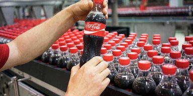 В Украине продают бутылку Coca-Cola, изготовленную под Киевом в первые минуты вторжения РФ (фото)