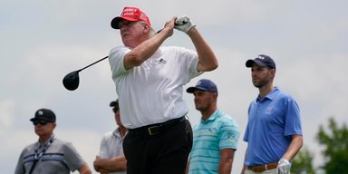 Зеленський подарував Трампу ключку для гольфу від молодшого сержанта ЗСУ (відео)