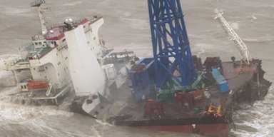 Удалось спасти троих: у берегов Гонконга тайфун разломал пополам судно с 30 членами экипажа