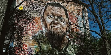 Любителі селфі лізли через паркан: найбільший мурал України із Залужним перенесуть (фото)