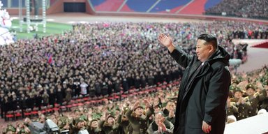 Вероятный наследник: Ким Чен Ын неожиданно показал еще двух членов своей семьи (видео)