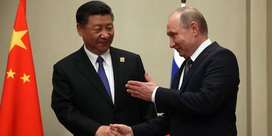 Счета на миллиарды: как РФ без Европы погрязла в долгах, подружившись с Китаем