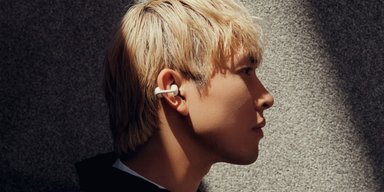 Альтернатива AirPods с лучшим звуком: эксперт порекомендовала наушники для улицы (фото)