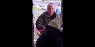 В Житомире подполковник военного института избил букетом роз продавщицу (видео)