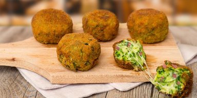 Вкусные сырные шарики с кабачками: простой пошаговый рецепт