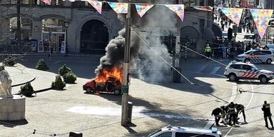 Водителя тушили пожарные: в центре Амстердама взорвалось авто (видео)