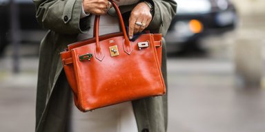 Из-за сумочек: на Hermès подали в суд за вымогательство