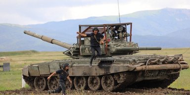 Росія перетворила танк на сарай: як захист від дронів призводить до інженерного божевілля