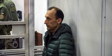Намагався "вибити" $100 тисяч і прикидався фіскалом: ексрозвіднику оголосили про нову підозру