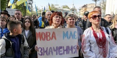 Сколько украинской молодежи общается на родном языке в быту и на работе: опрос