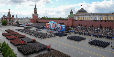 У небі РФ літали українські "Фламінго": як у Москві проводили секретну репетицію параду (відео)