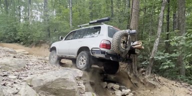 Старий позашляховик Lexus LX ефектно випробували на бездоріжжі (відео)