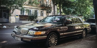 Гігант із 90-х: в Україні помітили знамените американське авто неіснуючої марки (фото)