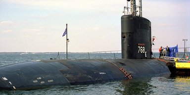 Экипаж атомной подводной лодки ВМС США "слушал музыку" и врезался в транспортное судно