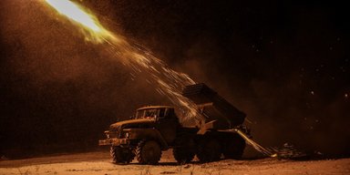 Росіяни масовано атакували Херсон із РСЗВ: поцілили у житлові квартали, у частині міста блекаут