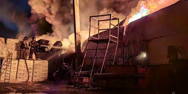 В России горел производственный склад: есть погибший (фото, видео)