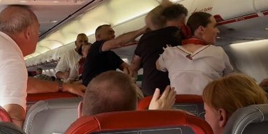 Кусались за шею и плевались зубами: нетрезвые пассажиры устроили драку в самолете