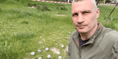Кулі з кулак: Кличко показав "цікаву знахідку" після удару по будинку у Києві (відео)