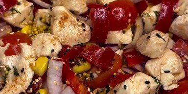 Салат із куркою без майонезу: рецепт корисної та ситної страви