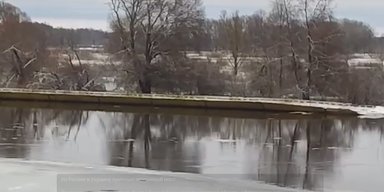 На Чернігівщину приплив понтонний міст ЗС РФ: чи несе він загрозу (відео)