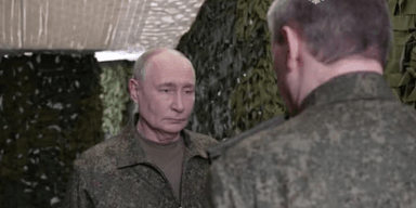 Змарнілий та похмурий: Путін у формі з'явився в дивному камуфляжному тунелі, — ЗМІ (фото)