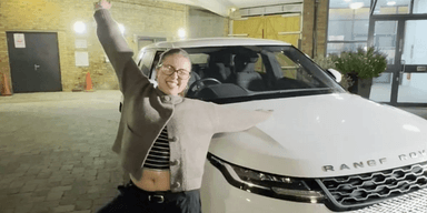 Дівчина отримала Range Rover: начальник витратив мільйони гривень на подарунки (відео)
