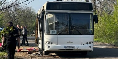 Війська РФ вдарили дроном по автобусу в Сумській області: загинули люди, багато поранених, — ЗМІ