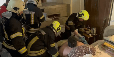 В Київській області 7 рятувальників допомагали лягти в ліжко чоловіку: що з ним сталось (фото)