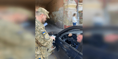 Оглядають будинки та перевіряють документи: у Києві СБУ проводить рейд (фото)