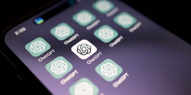 ШІ бреше людям: ChatGPT засмітив "Вікіпедію" вигаданими і підробленими фактами