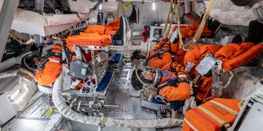 Тесно, как в бусике: NASA показало космический корабль "Орион" изнутри (видео)