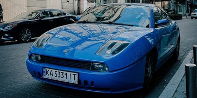 "Ferrari для бідних": у Києві помітили рідкісний і незвичний італійський спорткар 90-х (фото)