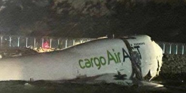 У Гонконгу трапилася аварія Boeing 747: літак влетів зі смуги у море, скинувши автомобіль, є загиблі