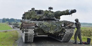 Нехай РФ витрачає ракети: в Україні роблять безпілотні манекени у вигляді танків Leopard (відео)