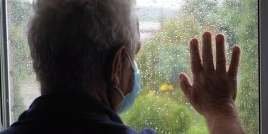 Хозяин в ярости: сосед регулярно портит чужой дом во время дождя (фото)