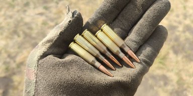В Украине начали производить собственные патроны к АК-47 с "очень важными" словами на упаковке (фото)