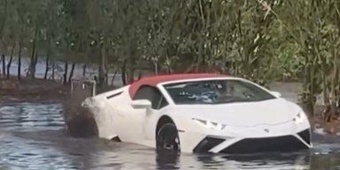 Негода змусила: суперкар Lamborghini форсував водну перешкоду (фото, відео)