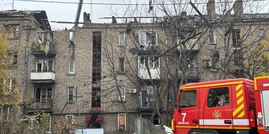 Удар по многоэтажке в Каменском: разрушен целый подъезд, под завалами ищут человека (видео)