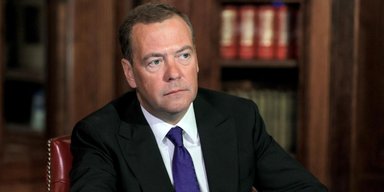 "Конвейеры работают в три смены": Медведев высказался о дефиците российских ракет