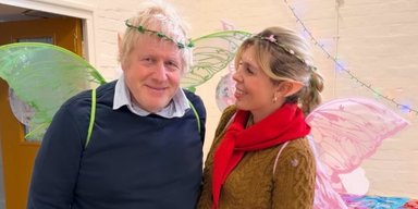 Борис Джонсон примерил крылья феи (фото, видео)