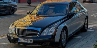Роскошь из 2000-х: в ЕС заметили люксовый Maybach на украинских номерах (фото)