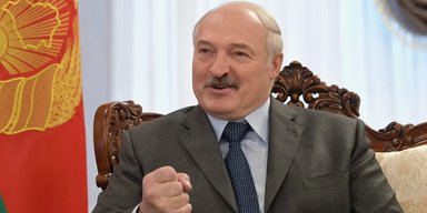 Трамп частично снял санкции с Беларуси и написал письмо Лукашенко, а тот выпустил заключенных (фото)