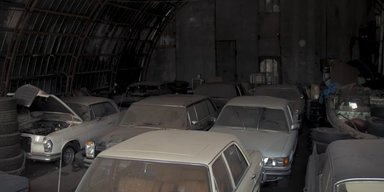 Занедбані раритети: в Україні виявили колекцію вінтажних Mercedes та Cadillac (відео)